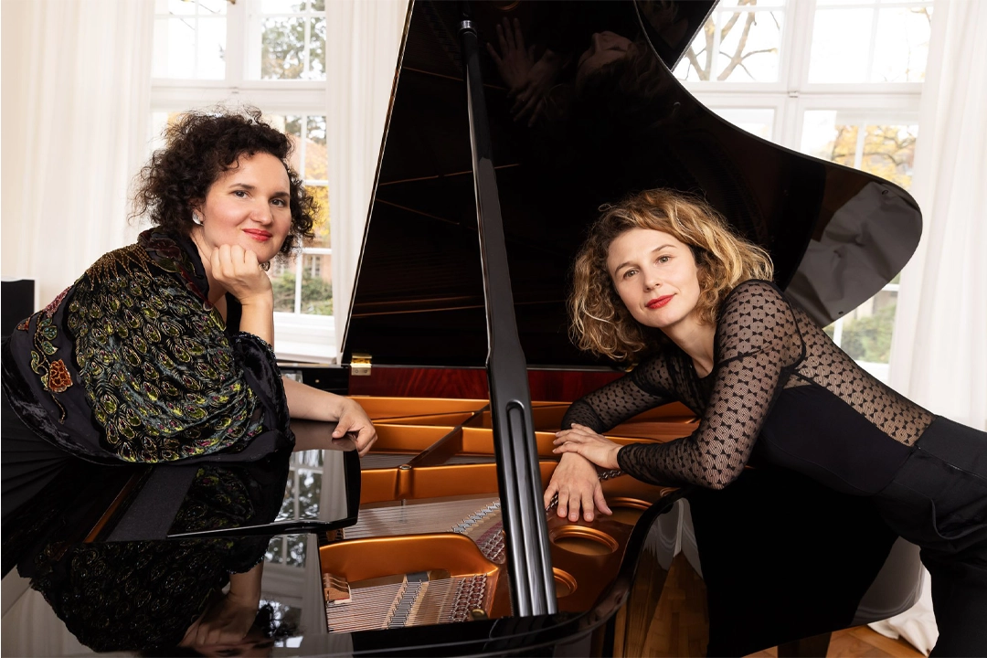 Anna Maria Sturm und Lisa Wellisch vor einem Klavier